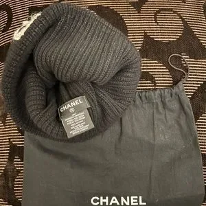 CHANEL | Accessories | Chanel Cashmere Pearl Logo Beanie  display picture 3